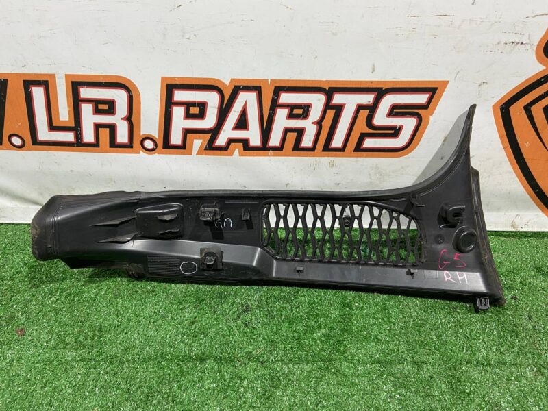 LR082948 Tailgate trim panel right Land Rover Discovery 5 L462 (2017-) used cost 22 € in stock 4 pcs.