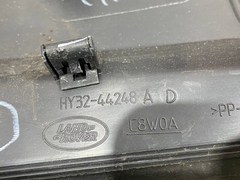 LR082948 Tailgate trim panel right Land Rover Discovery 5 L462 (2017-) used cost 22 € in stock 4 pcs.
