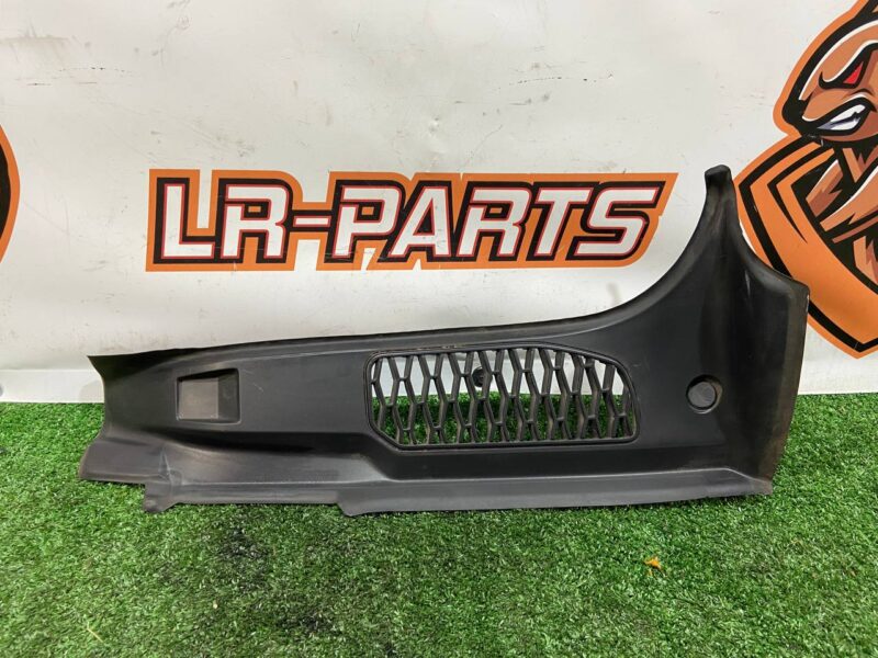 LR082949 Left tailgate trim panel Land Rover Discovery 5 used cost 22 € in stock 3 pcs.