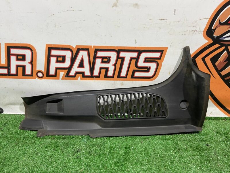 LR082949 Left tailgate trim panel Land Rover Discovery 5 used cost 22 € in stock 3 pcs.