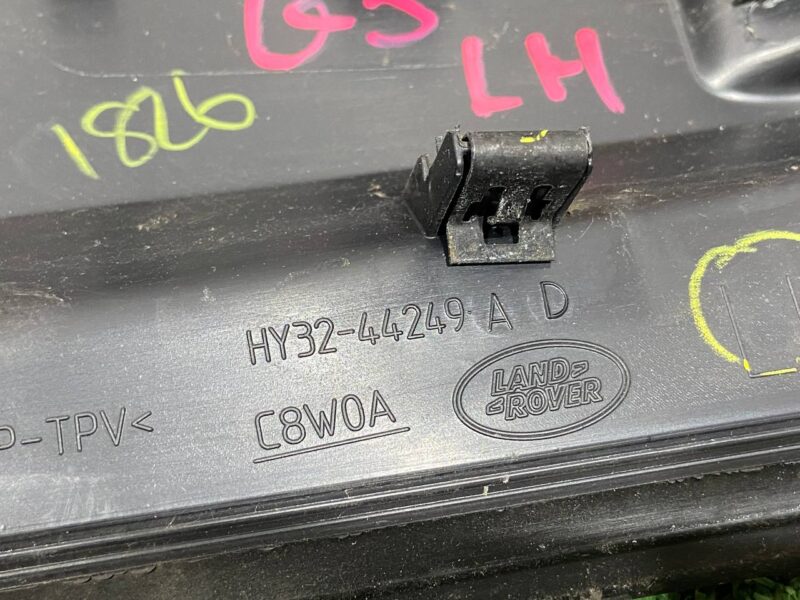 LR082949 Left tailgate trim panel Land Rover Discovery 5 used - Image 13