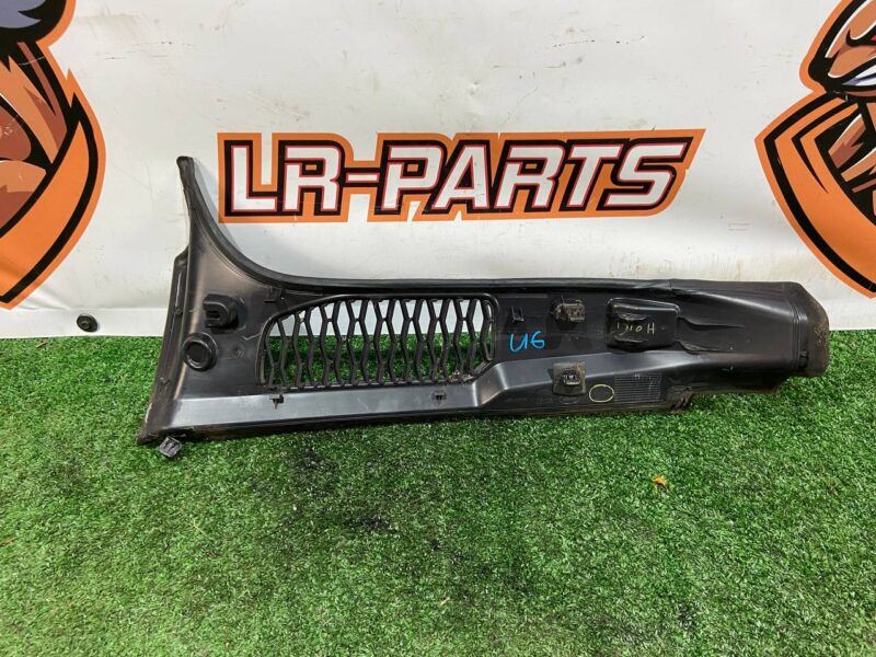 LR082949 Left tailgate trim panel Land Rover Discovery 5 used cost 22 € in stock 3 pcs.
