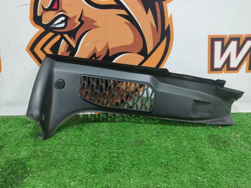 LR082949 Left tailgate trim panel Land Rover Discovery 5 used cost 22 € in stock 3 pcs.