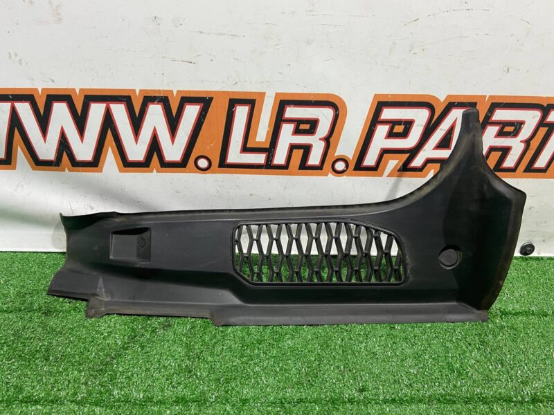 LR082949 Left tailgate trim panel Land Rover Discovery 5 used cost 22 € in stock 3 pcs.