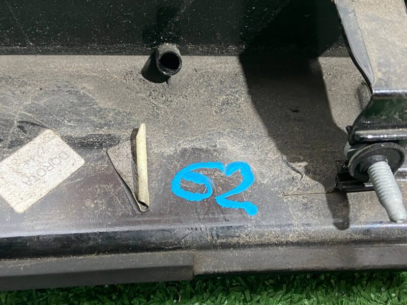 LR083124 Trunk lid molding Land Rover Discovery 5 Used cost 158 € in stock 4 pcs.