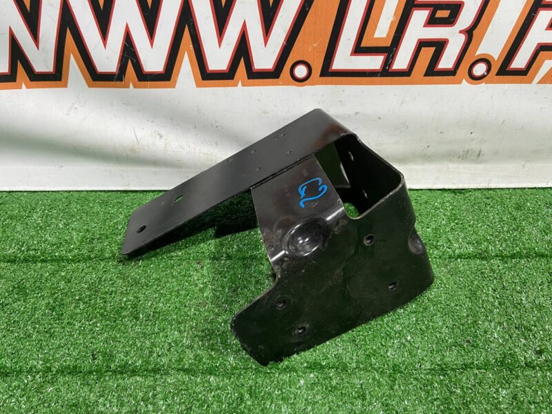 LR083226 Bracket rear left protection Land Rover Discovery 5 L462 used cost 20 € in stock 1 pcs.