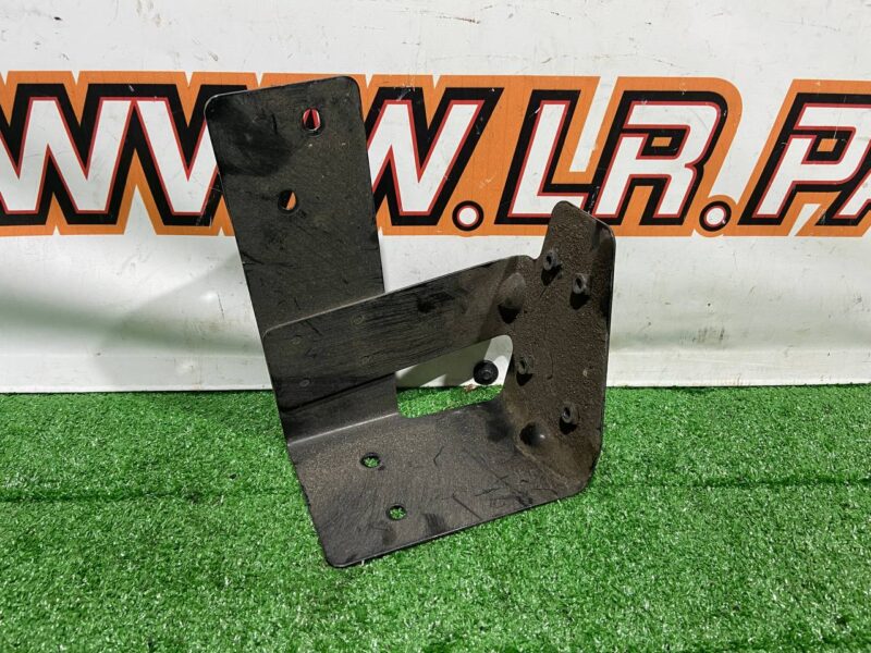 LR083226 Bracket rear left protection Land Rover Discovery 5 L462 used cost 20 € in stock 1 pcs.