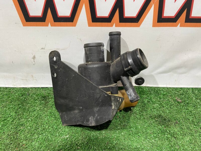 LR085946 Thermostat 3.0 D Range Rover Sport L494 (2014-2022) Used cost 40 € in stock 8 pcs.