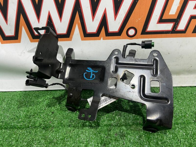 LR087499 Secondary heater bracket Range Rover L405 (2013-2021) used cost 50 € in stock 1 pcs.