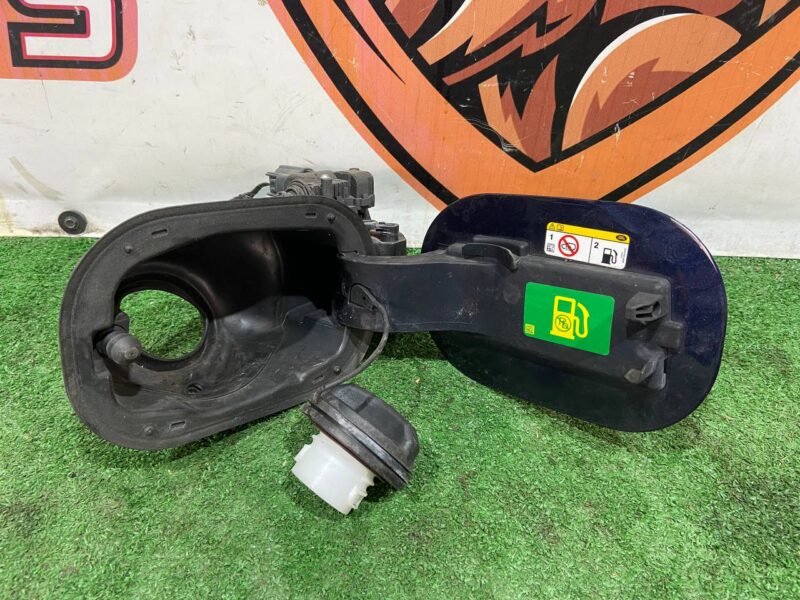 LR088353 Range Rover L405 (2013-2021) tank flap used - Image 15