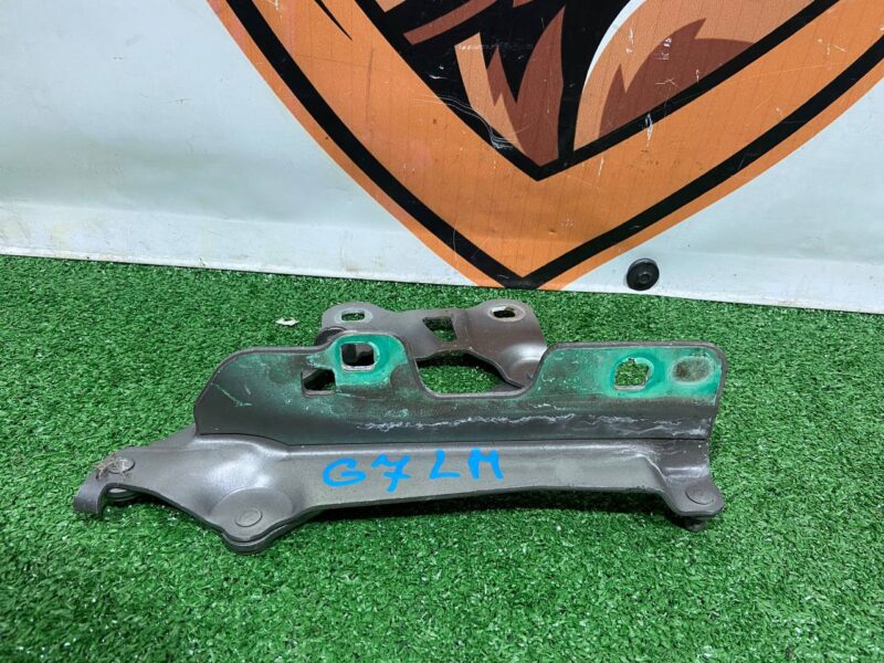 LR088985 Hood hinge left Range Rover L405 (2013-2021) Used cost 50 € in stock 11 pcs.