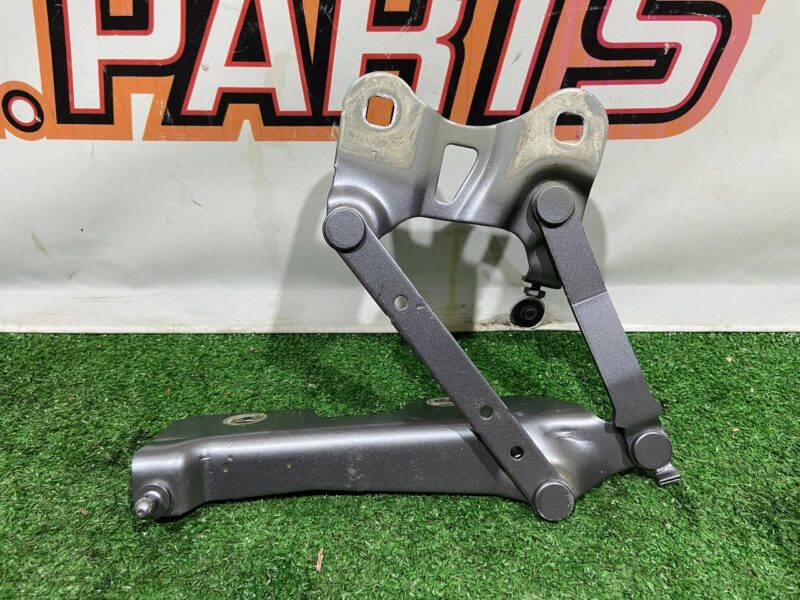 LR088985 Hood hinge left Range Rover L405 (2013-2021) Used - Image 12