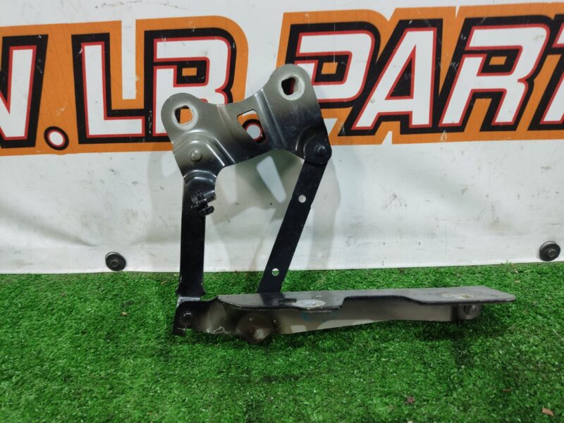 LR088985 Hood hinge left Range Rover L405 (2013-2021) Used cost 50 € in stock 11 pcs.