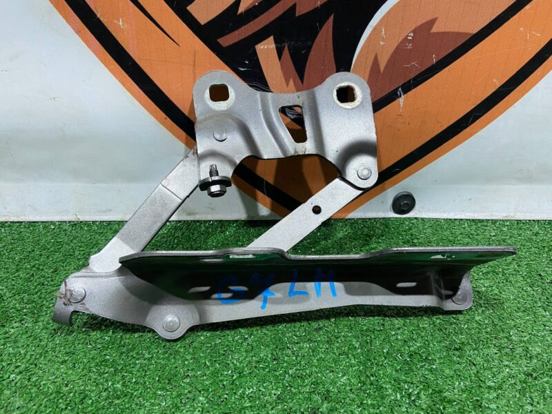 LR088985 Hood hinge left Range Rover L405 (2013-2021) Used cost 50 € in stock 11 pcs.
