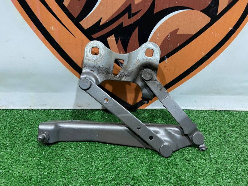 LR088985 Hood hinge left Range Rover L405 (2013-2021) Used cost 50 € in stock 11 pcs.