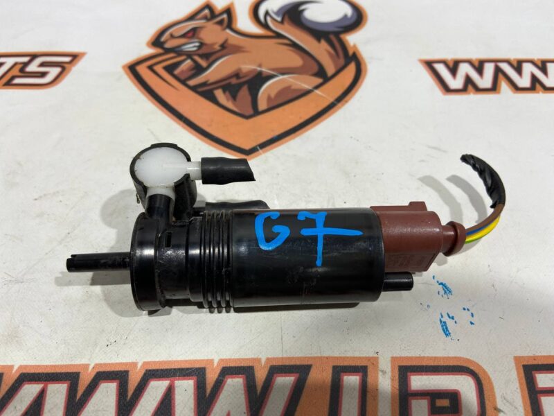 LR089443 Washer reservoir pump Land Rover Discovery 5 L462 (2017-) used cost 25 € in stock 3 pcs.