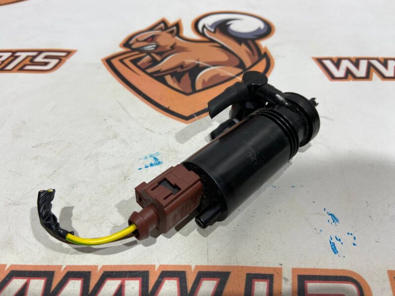 LR089443 Washer reservoir pump Land Rover Discovery 5 L462 (2017-) used cost 25 € in stock 3 pcs.