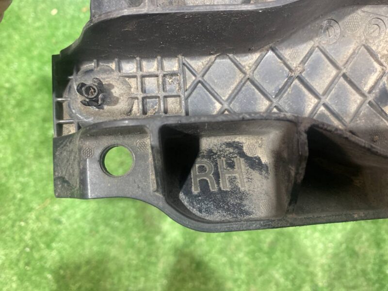 LR090539 Right cover rear suspension arm Range Rover Velar Used cost 10 € in stock 1 pcs.