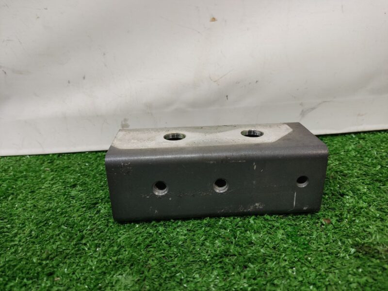 LR090887 Bracket for bumper amplifier right Range Rover Sport L494 (2014-2022) Used cost 15 € in stock 3 pcs.