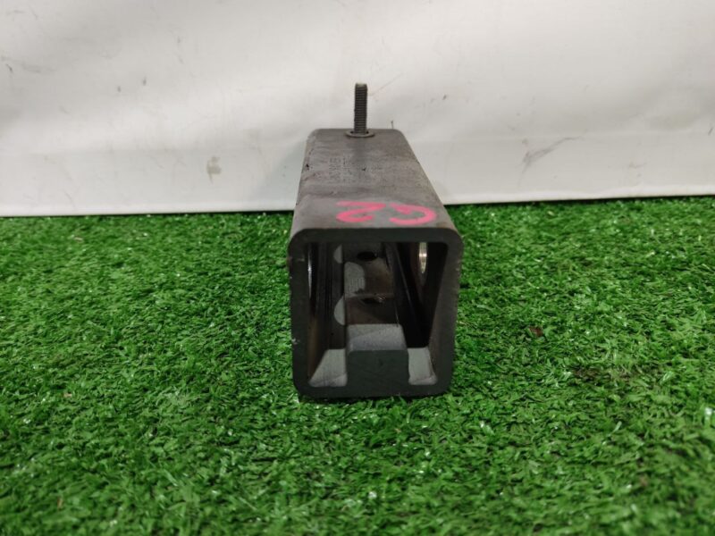 LR090887 Bracket for bumper amplifier right Range Rover Sport L494 (2014-2022) Used cost 15 € in stock 3 pcs.