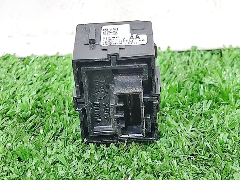 LR091206 Used RANGE ROVER VELAR (L560) trunk opening button cost 25 € in stock 1 pcs.