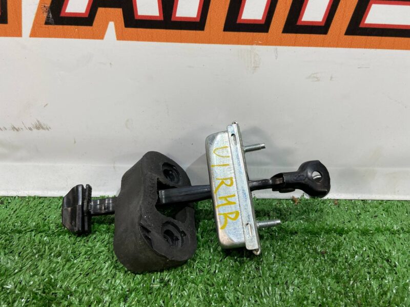 LR091727 Rear door limiter Range Rover Velar L560 (2018-) Used - Image 13
