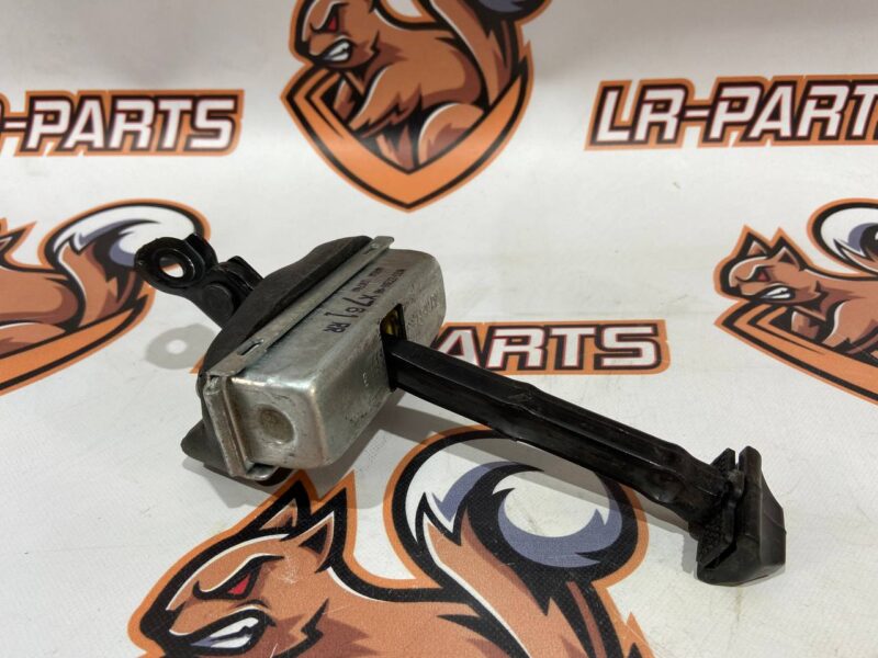 LR091727 Rear door limiter Range Rover Velar L560 (2018-) Used cost 20 € in stock 5 pcs.