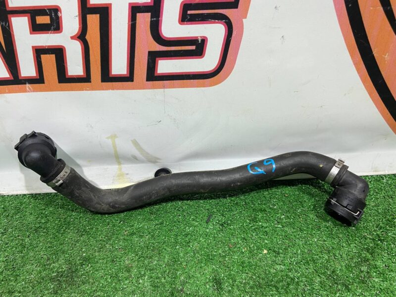 LR091776 Radiator nozzle (radiator pump) Range Rover Velar L560 (2018-) Used cost 20 € in stock 4 pcs.