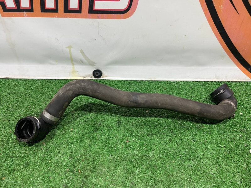 LR091776 Radiator nozzle (radiator pump) Range Rover Velar L560 (2018-) Used cost 20 € in stock 4 pcs.