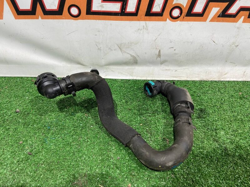 LR091817 Radiator Hose (Intermediate Heat Exchanger Outlet) Range Rover Velar L560 (2018-) Used cost 30 € in stock 2 pcs.