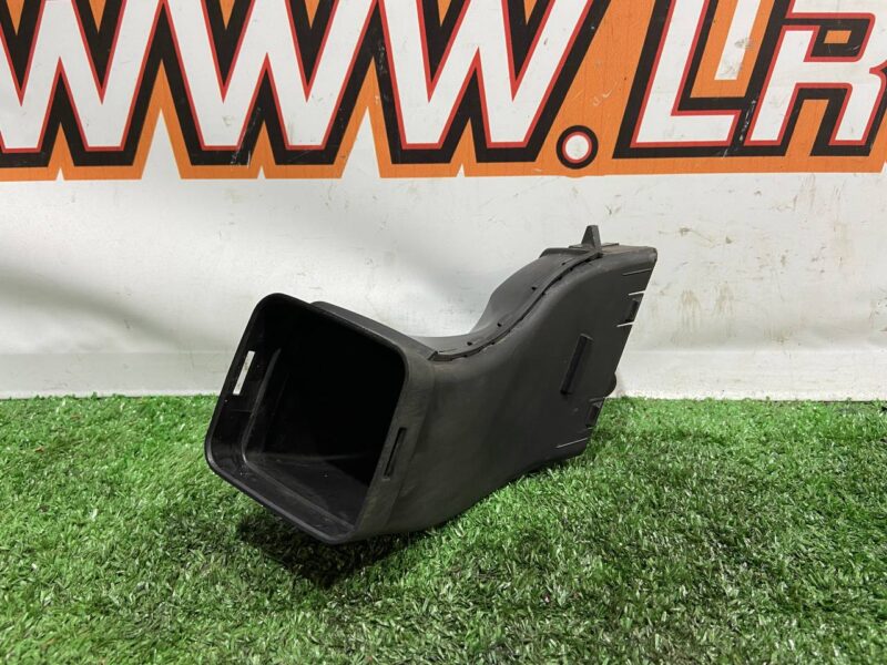 LR092265 Air filter nozzle Range Rover Velar L560 (2018-) Used - Image 14