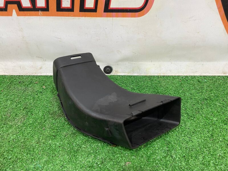 LR092265 Air filter nozzle Range Rover Velar L560 (2018-) Used - Image 17