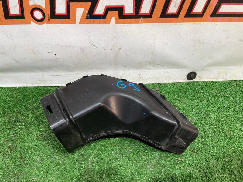 LR092265 Air filter nozzle Range Rover Velar L560 (2018-) Used - Image 19