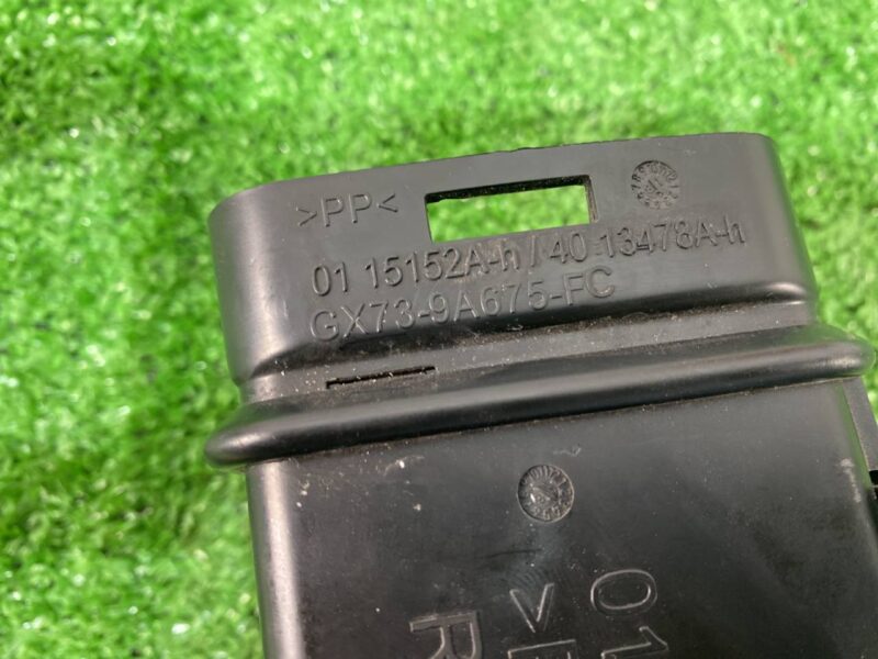 LR092265 Air filter nozzle Range Rover Velar L560 (2018-) Used cost 18 € in stock 7 pcs.