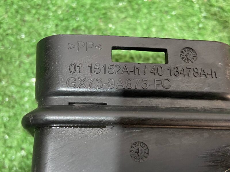 LR092265 Air filter nozzle Range Rover Velar L560 (2018-) Used - Image 21