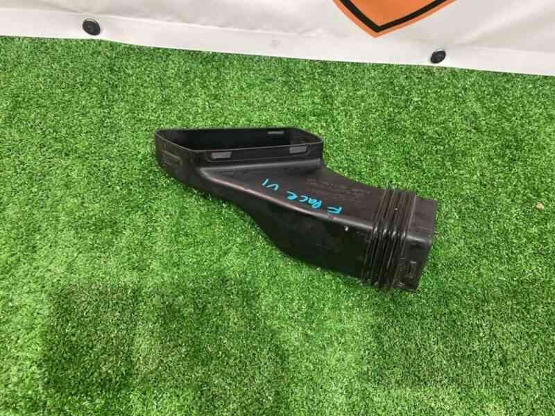 LR092338 Branch pipe to the air filter left Range Rover Velar L560 (2018-) used cost 30 € in stock 9 pcs.