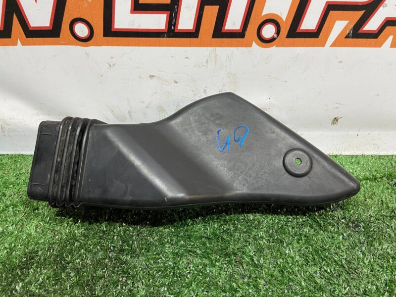 LR092338 Branch pipe to the air filter left Range Rover Velar L560 (2018-) used cost 30 € in stock 9 pcs.