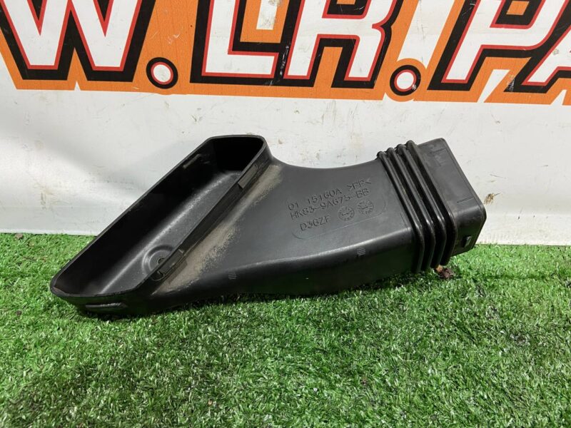 LR092338 Branch pipe to the air filter left Range Rover Velar L560 (2018-) used - Image 12