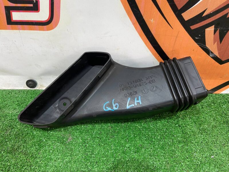 LR092338 Branch pipe to the air filter left Range Rover Velar L560 (2018-) used - Image 14