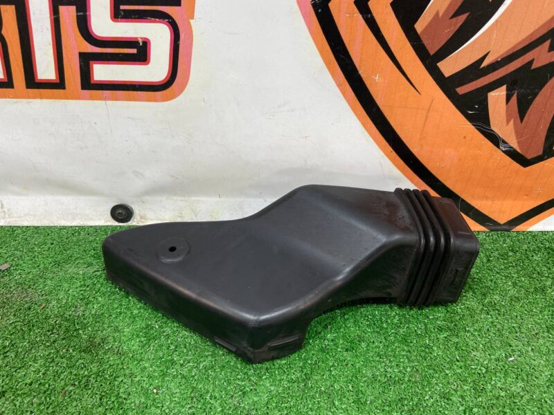 LR092338 Branch pipe to the air filter left Range Rover Velar L560 (2018-) used - Image 15