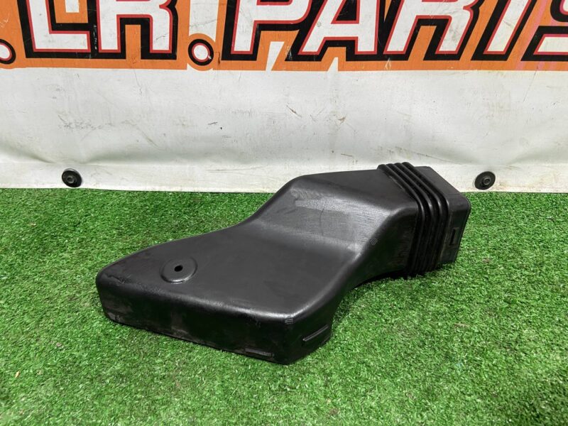 LR092338 Branch pipe to the air filter left Range Rover Velar L560 (2018-) used - Image 18