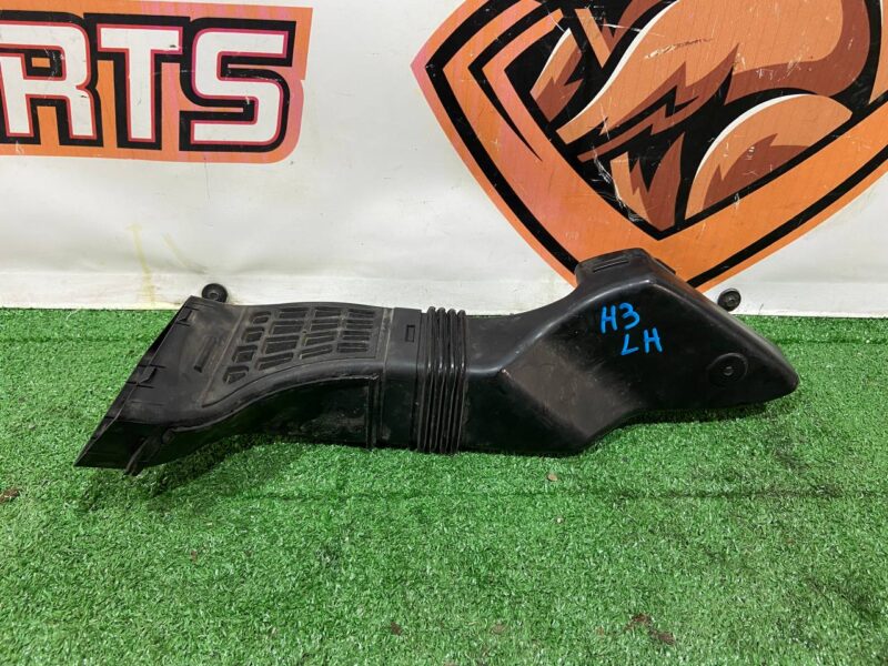 LR092338 Branch pipe to the air filter left Range Rover Velar L560 (2018-) used - Image 20