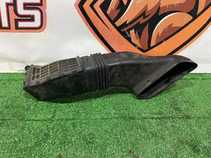 LR092338 Branch pipe to the air filter left Range Rover Velar L560 (2018-) used - Image 21