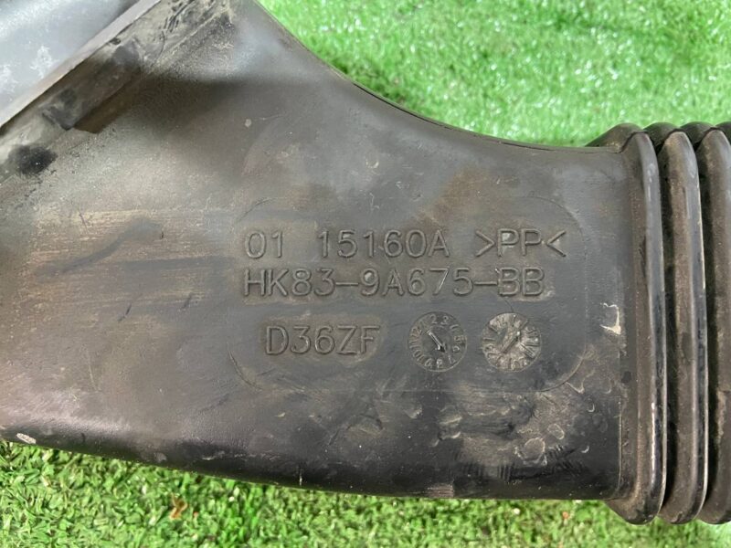 LR092338 Branch pipe to the air filter left Range Rover Velar L560 (2018-) used - Image 22