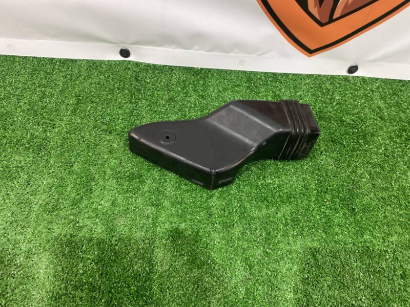 LR092338 Branch pipe to the air filter left Range Rover Velar L560 (2018-) used cost 30 € in stock 9 pcs.