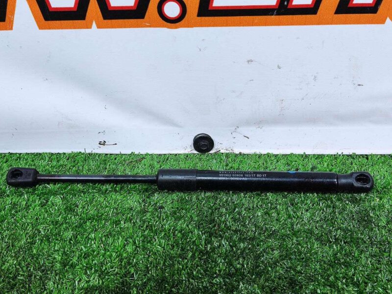 LR093402 Hood shock absorber Range Rover Velar L560 (2018-) Used cost 21 € in stock 6 pcs.
