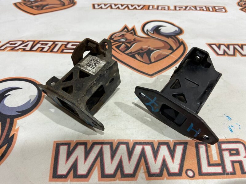 LR093552 Radiator bracket on the beam right RANGE ROVER VELAR (L560) Used cost 28 € in stock 4 pcs.