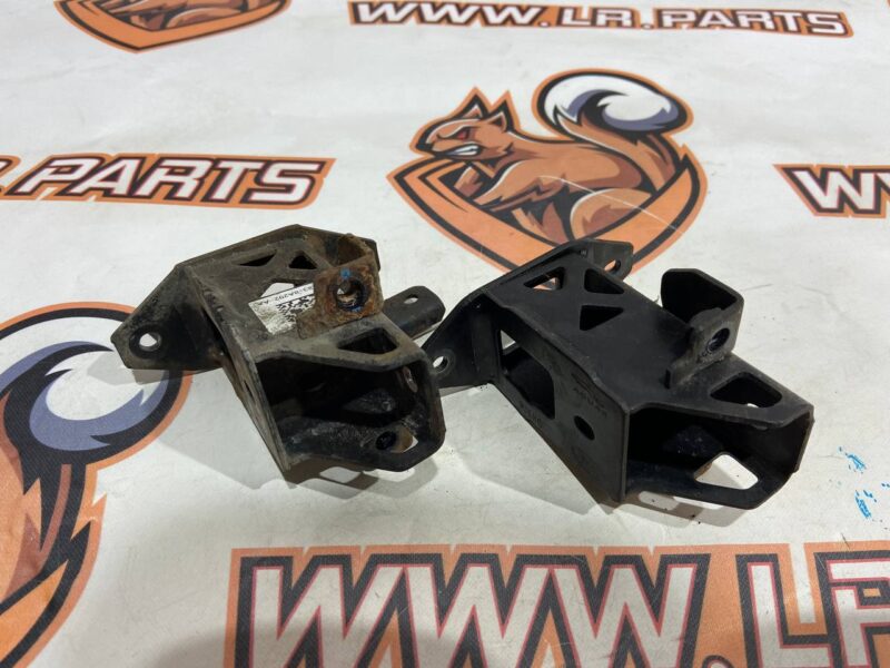 LR093552 Radiator bracket on the beam right RANGE ROVER VELAR (L560) Used cost 28 € in stock 4 pcs.