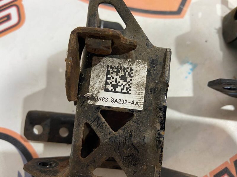 LR093552 Radiator bracket on the beam right RANGE ROVER VELAR (L560) Used cost 28 € in stock 4 pcs.