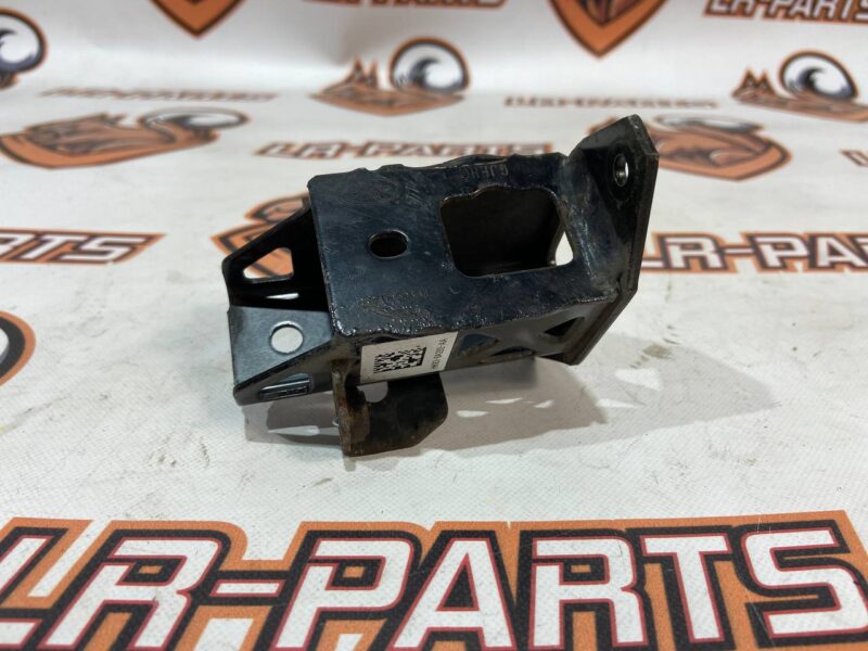 LR093552 Radiator bracket on the beam right RANGE ROVER VELAR (L560) Used cost 28 € in stock 4 pcs.